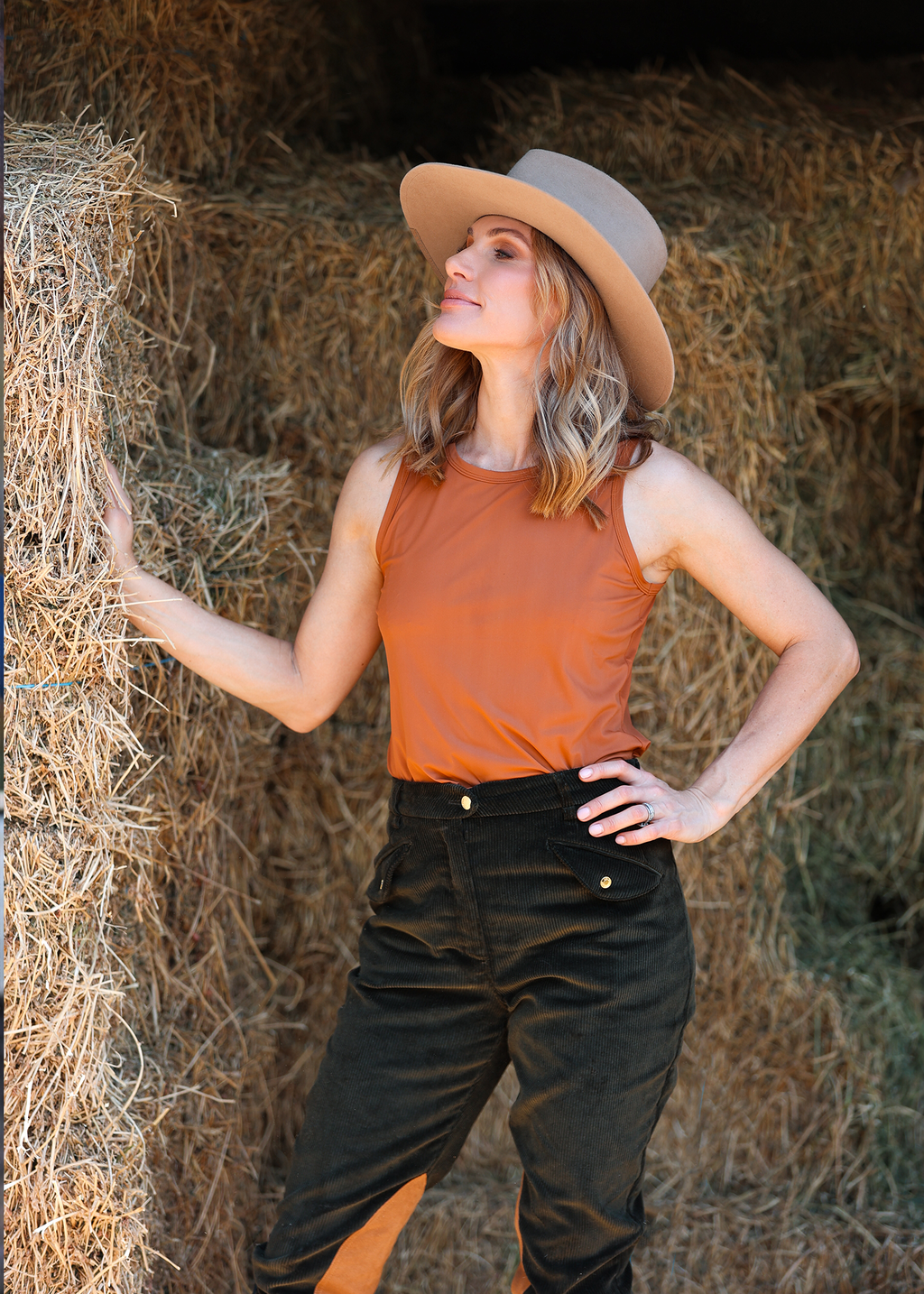 Carla Cordhose mit Kniebesatz