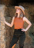 Carla Cordhose mit Kniebesatz