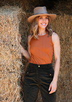 Carla Cordhose mit Kniebesatz