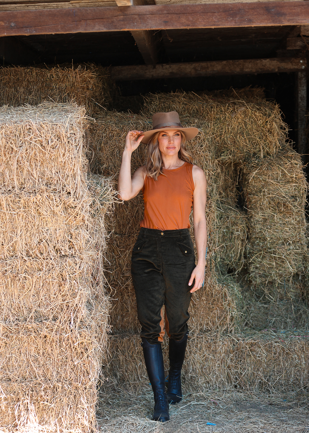 Carla Cordhose mit Kniebesatz