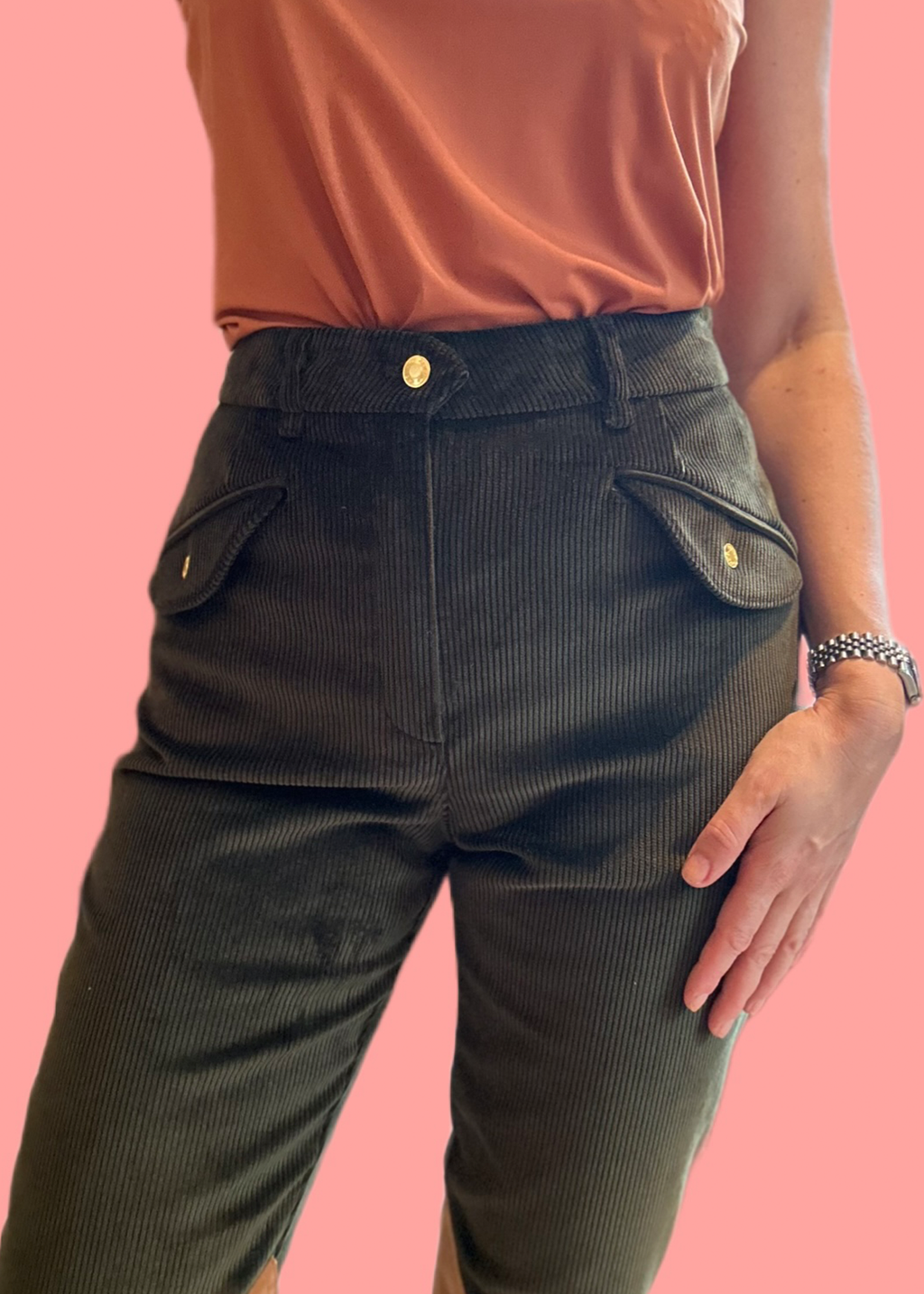 Carla Cordhose mit Kniebesatz