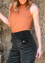 Carla Cordhose mit Kniebesatz